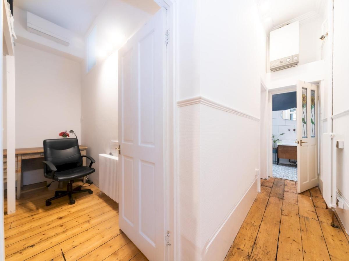 Pass The Keys Rustic And Quirky Flat In Charming Charlton Village Londra Exterior foto