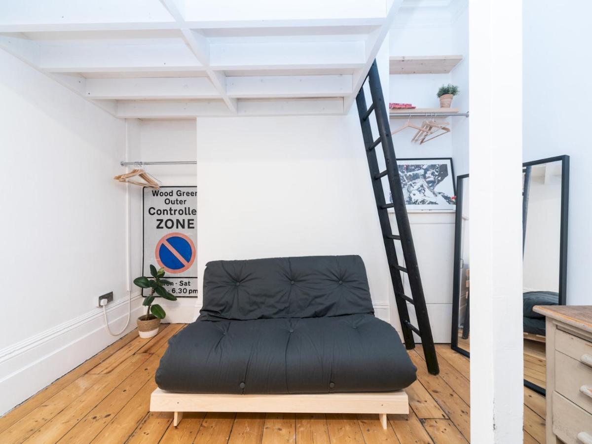 Pass The Keys Rustic And Quirky Flat In Charming Charlton Village Londra Exterior foto