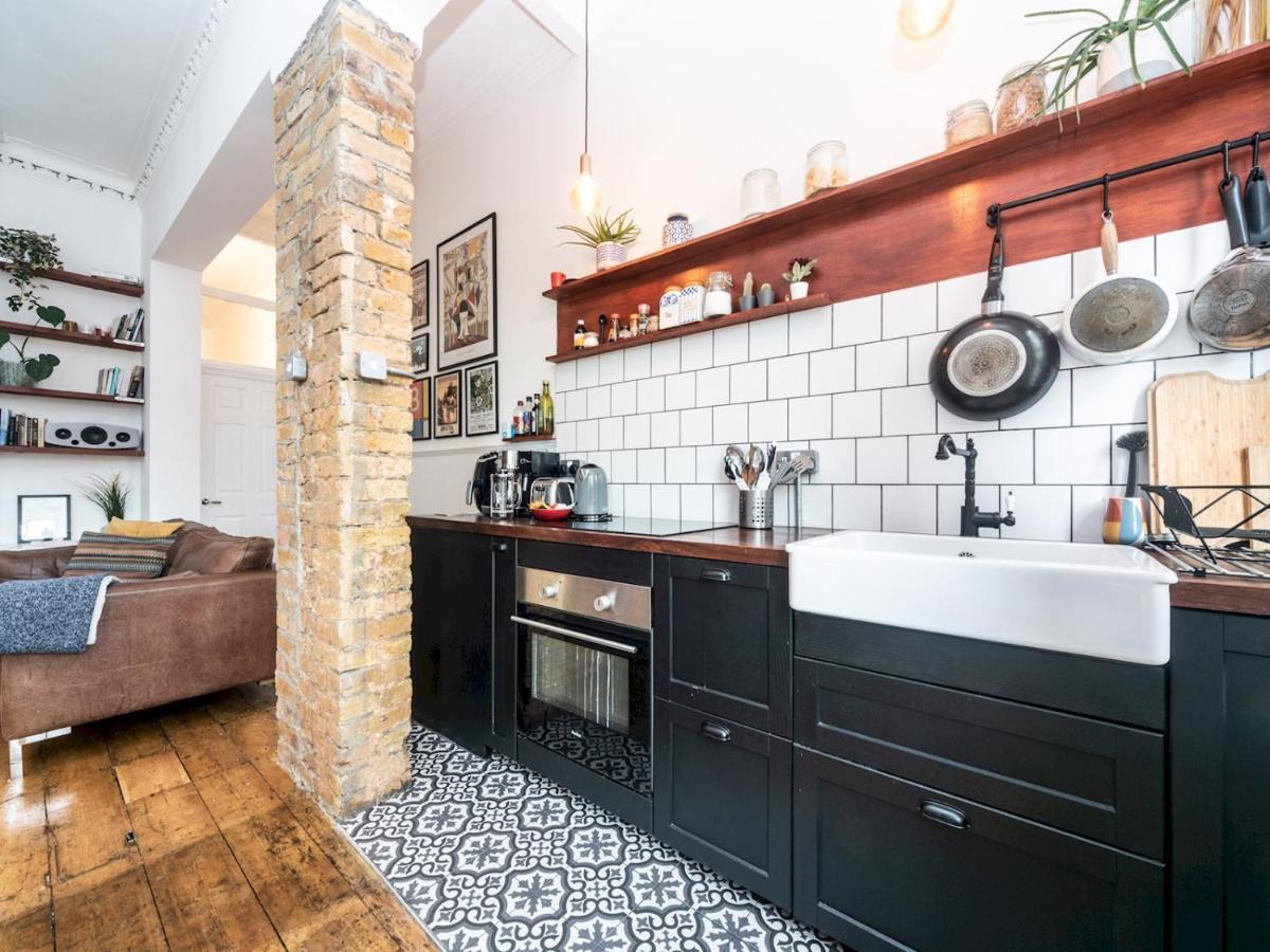 Pass The Keys Rustic And Quirky Flat In Charming Charlton Village Londra Exterior foto