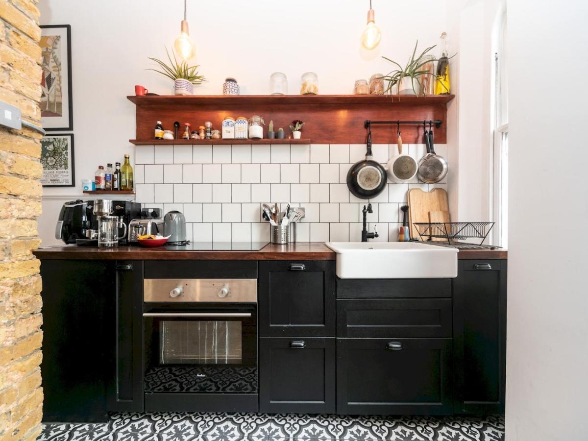 Pass The Keys Rustic And Quirky Flat In Charming Charlton Village Londra Exterior foto