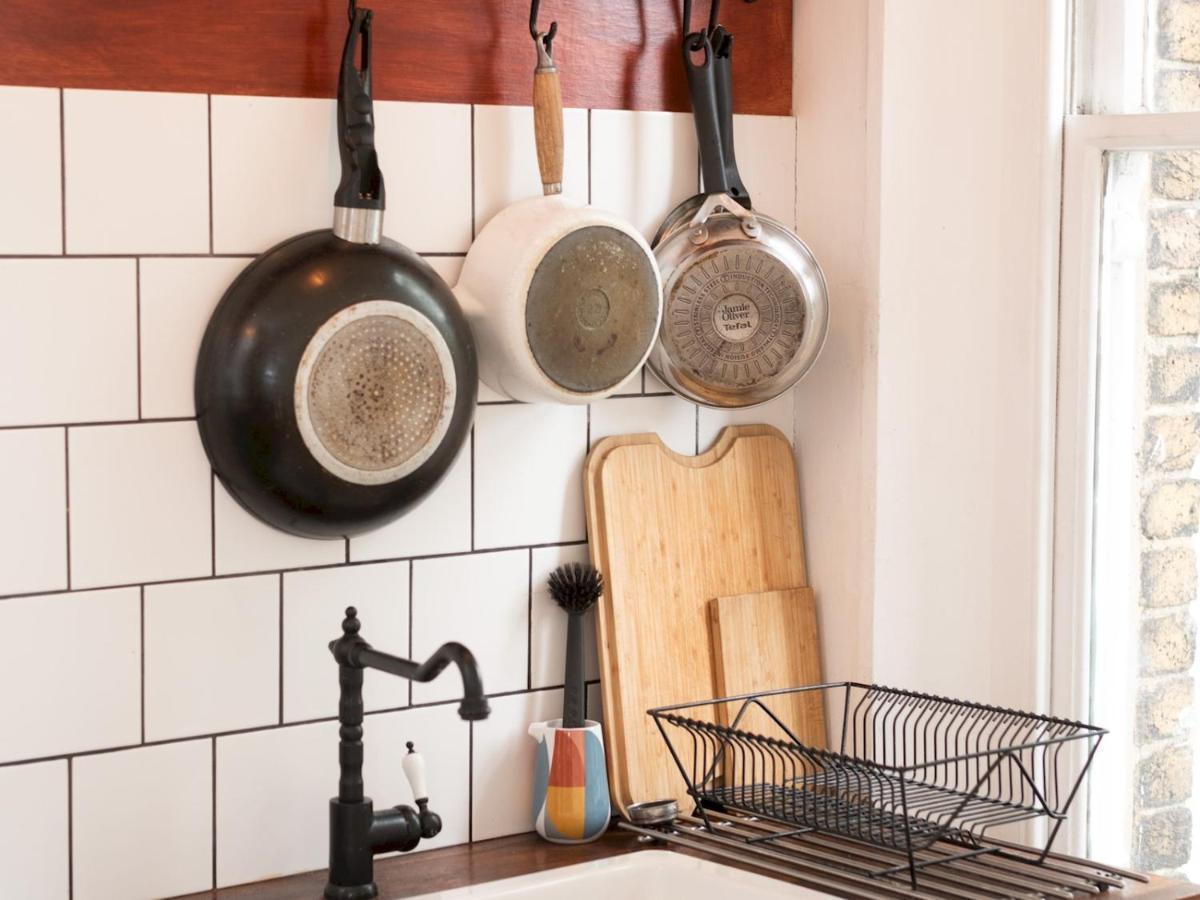 Pass The Keys Rustic And Quirky Flat In Charming Charlton Village Londra Exterior foto