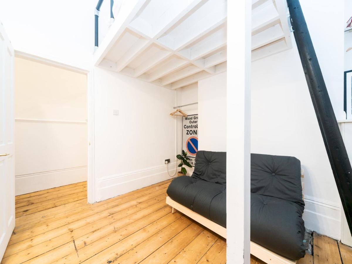 Pass The Keys Rustic And Quirky Flat In Charming Charlton Village Londra Exterior foto