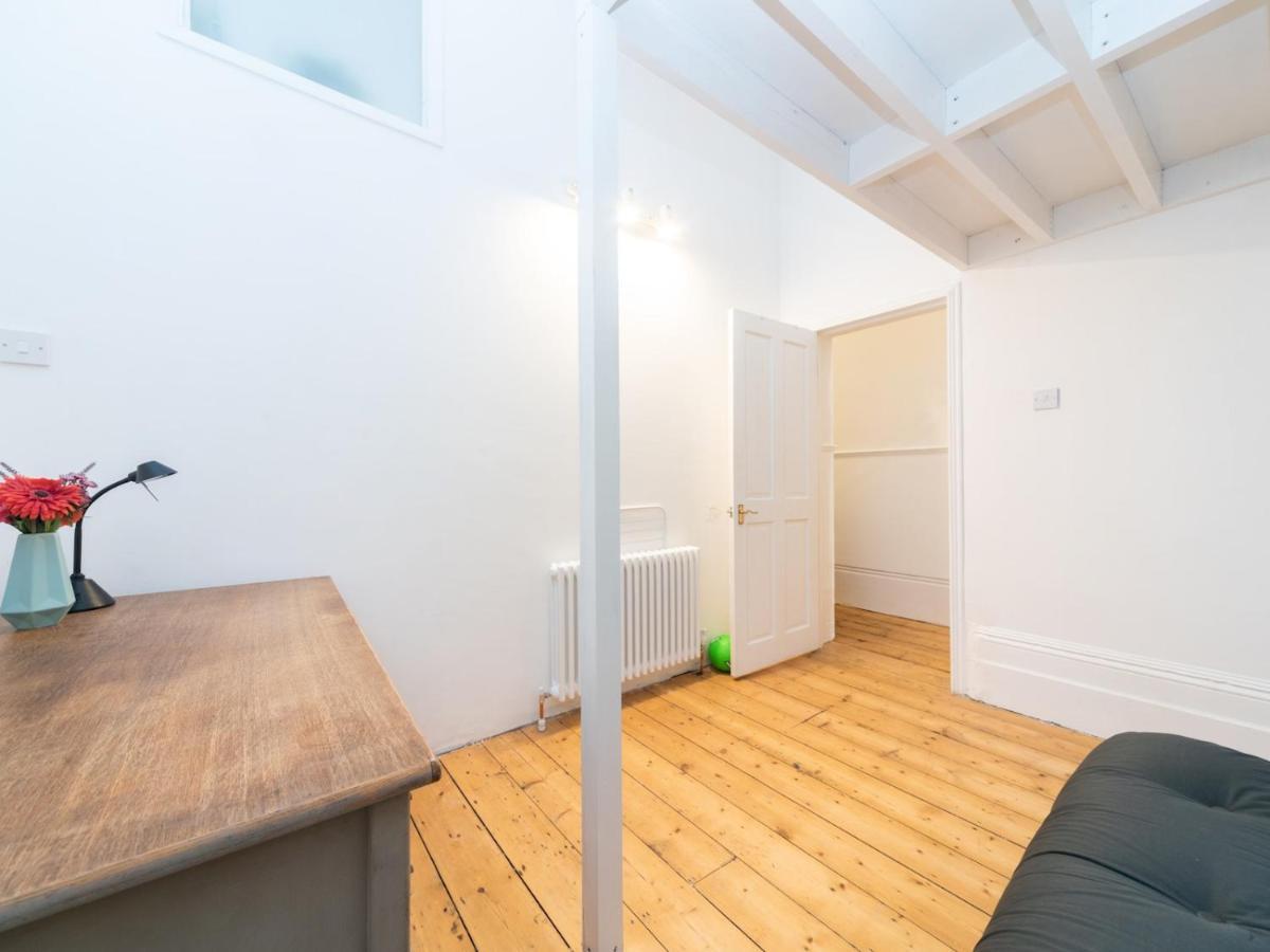 Pass The Keys Rustic And Quirky Flat In Charming Charlton Village Londra Exterior foto
