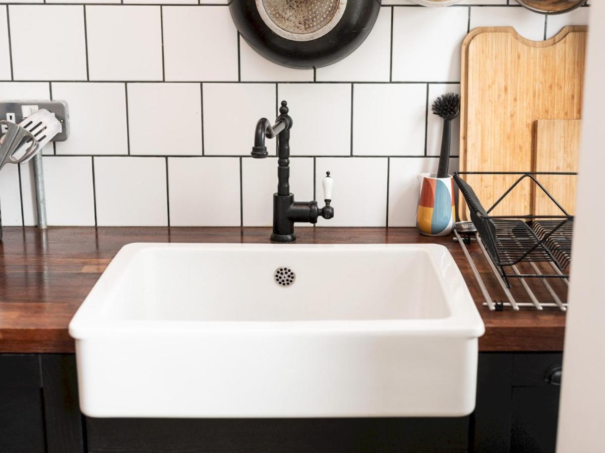 Pass The Keys Rustic And Quirky Flat In Charming Charlton Village Londra Exterior foto