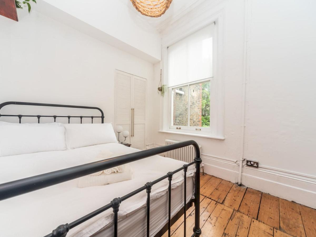 Pass The Keys Rustic And Quirky Flat In Charming Charlton Village Londra Exterior foto