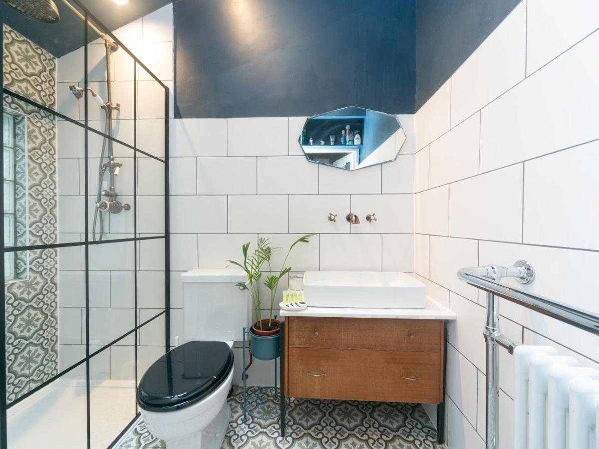 Pass The Keys Rustic And Quirky Flat In Charming Charlton Village Londra Exterior foto