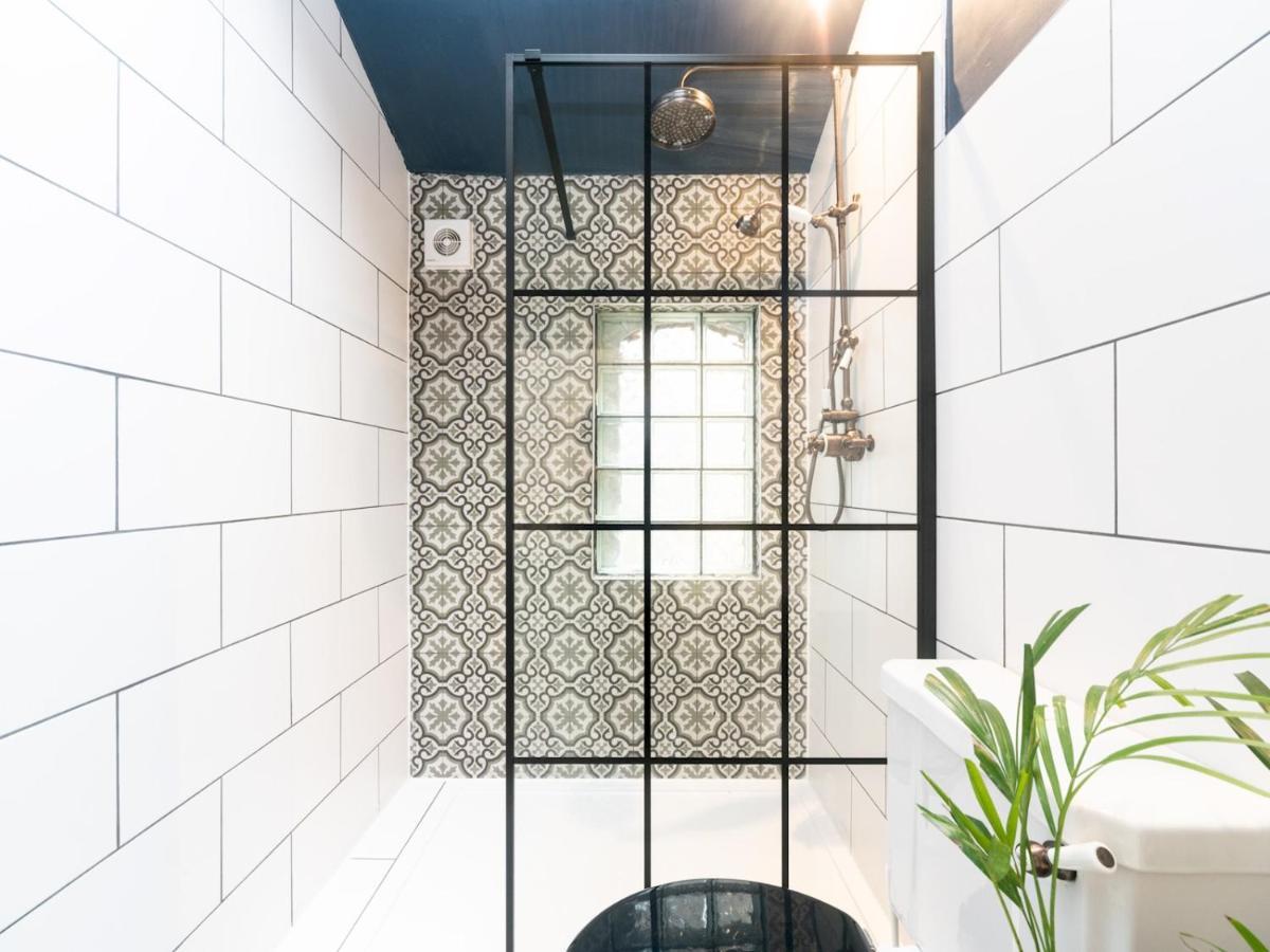 Pass The Keys Rustic And Quirky Flat In Charming Charlton Village Londra Exterior foto